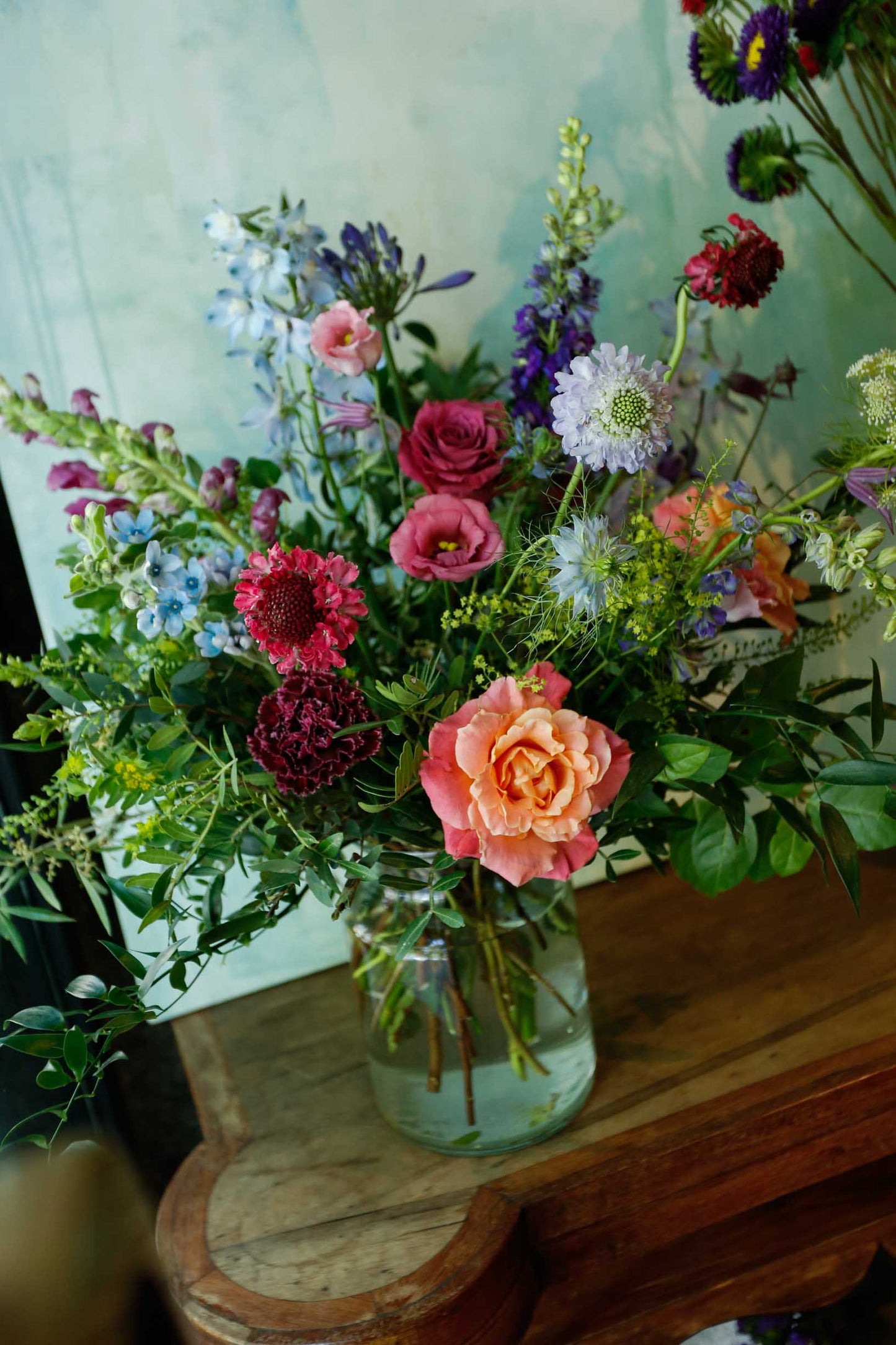 Arreglo de flores en jarrón milkjar