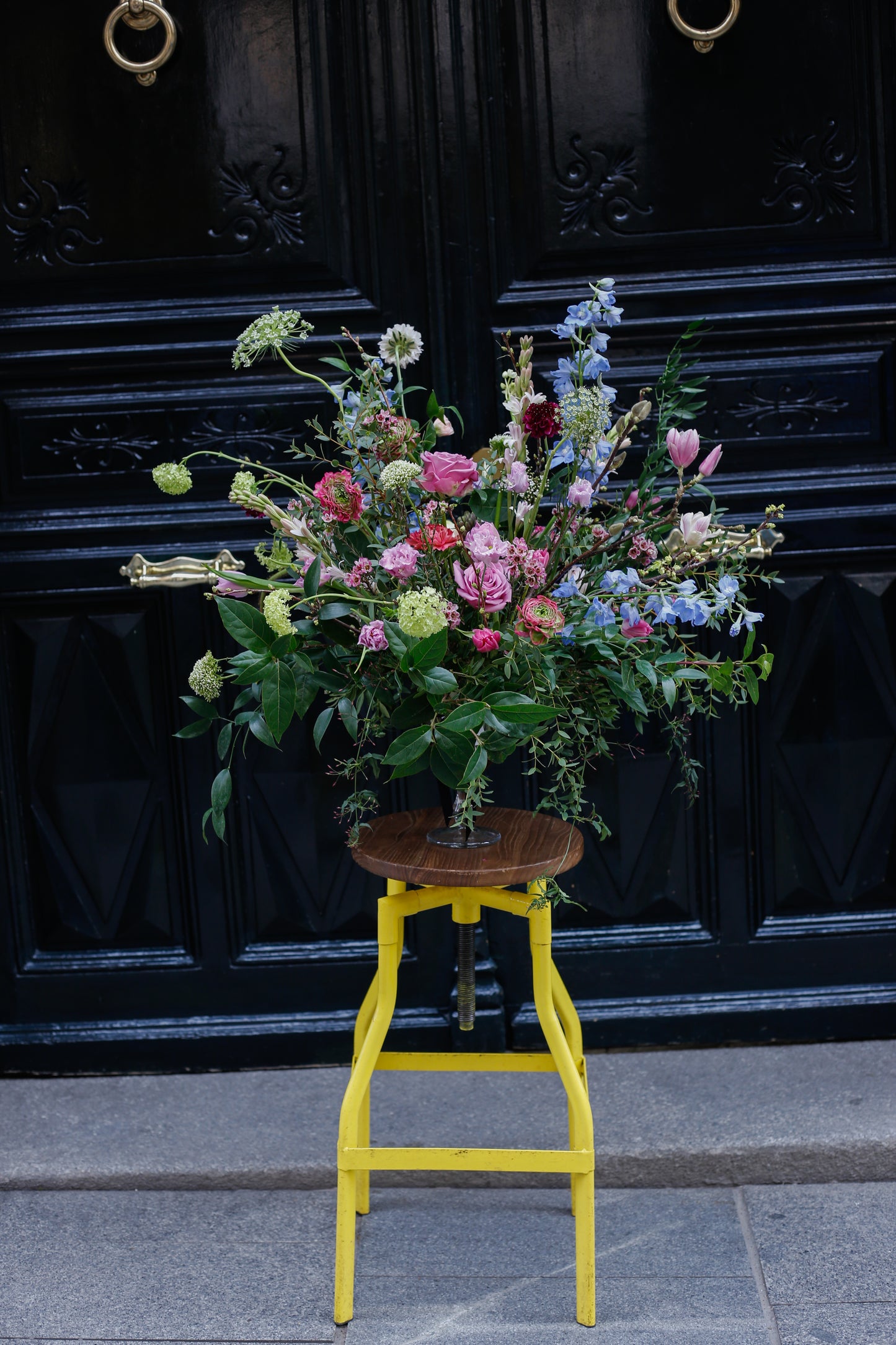 Flores de temporada en copa de cristal