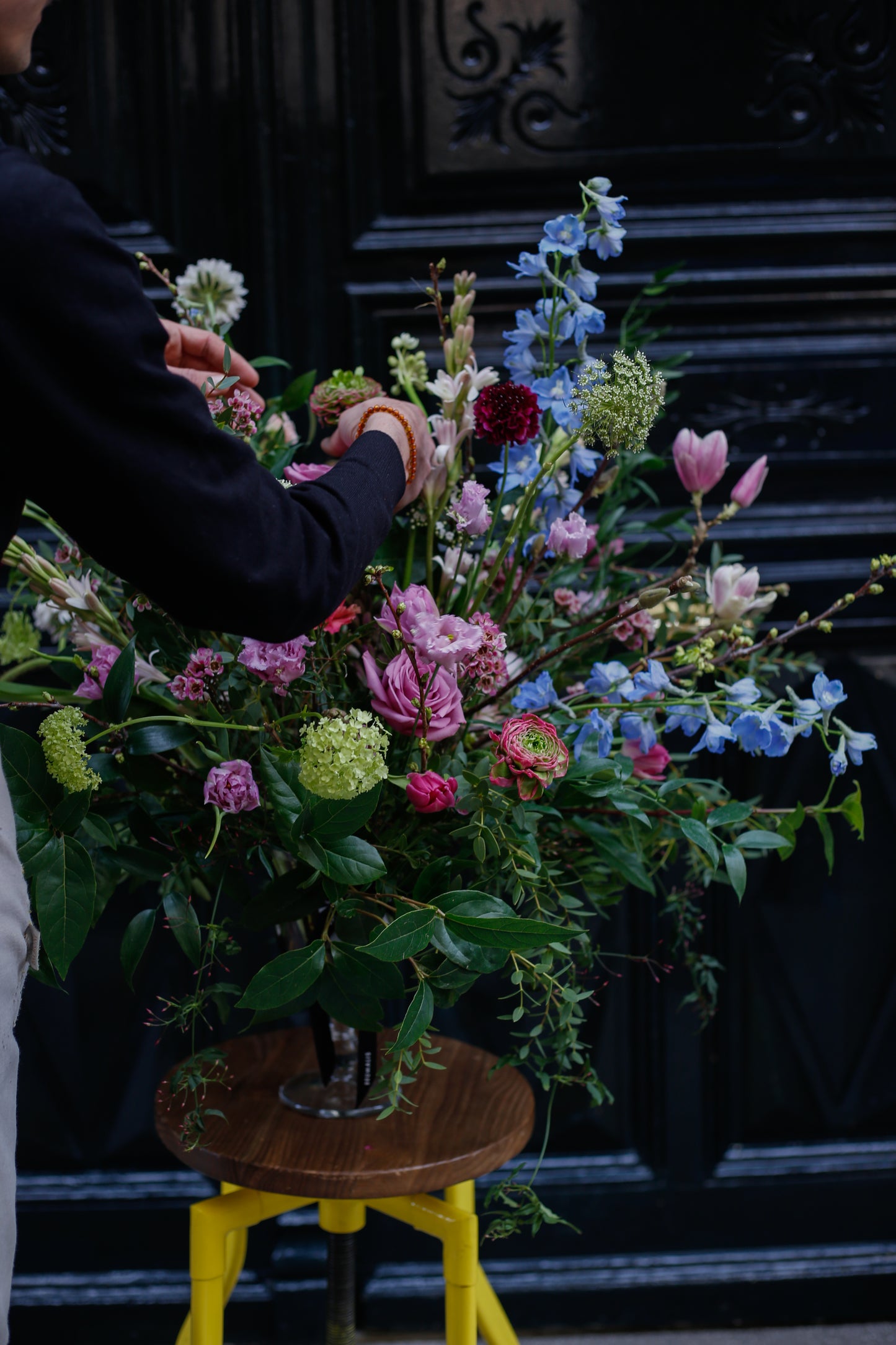 Flores de temporada en copa de cristal