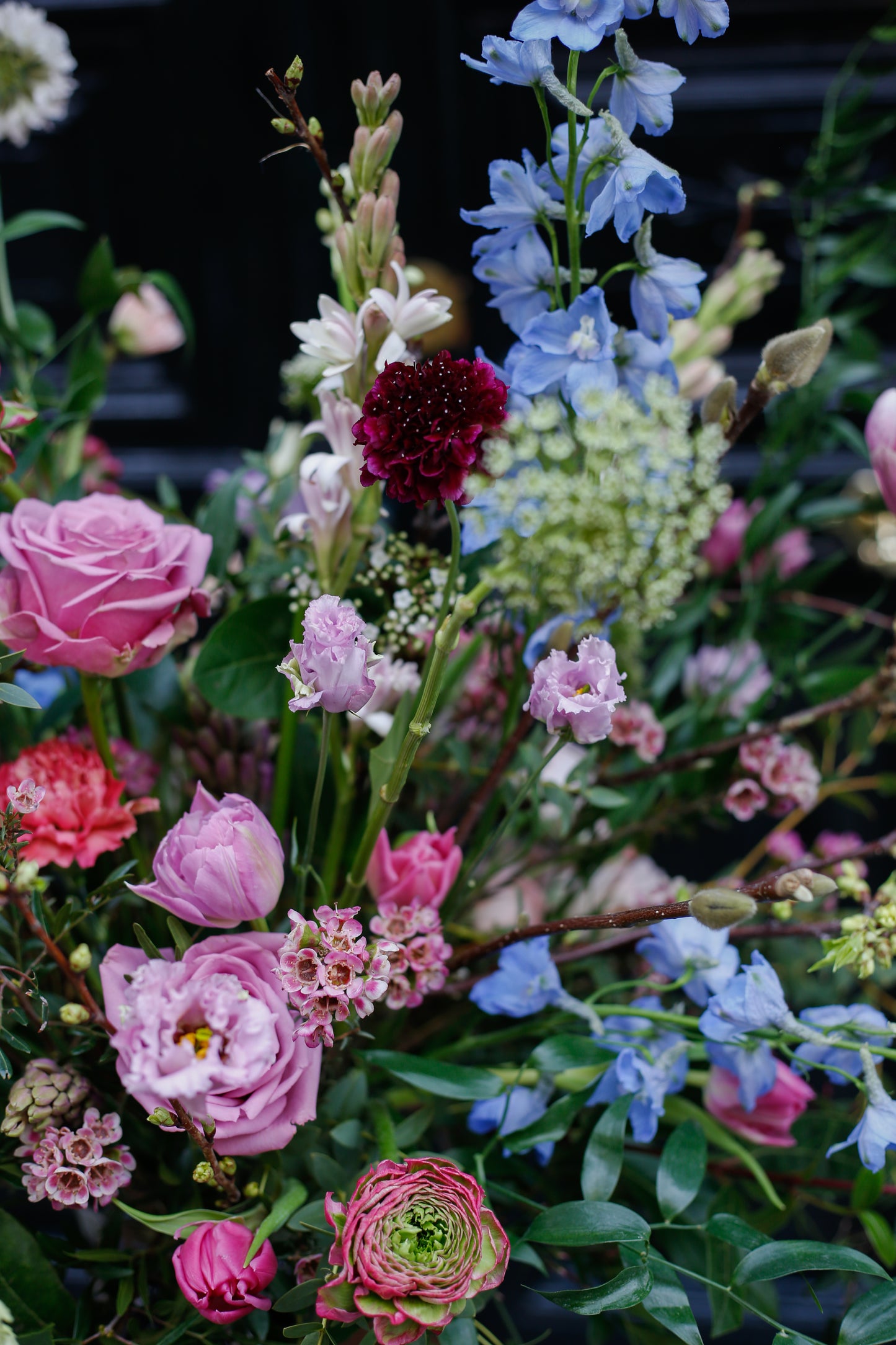 Flores de temporada en copa de cristal