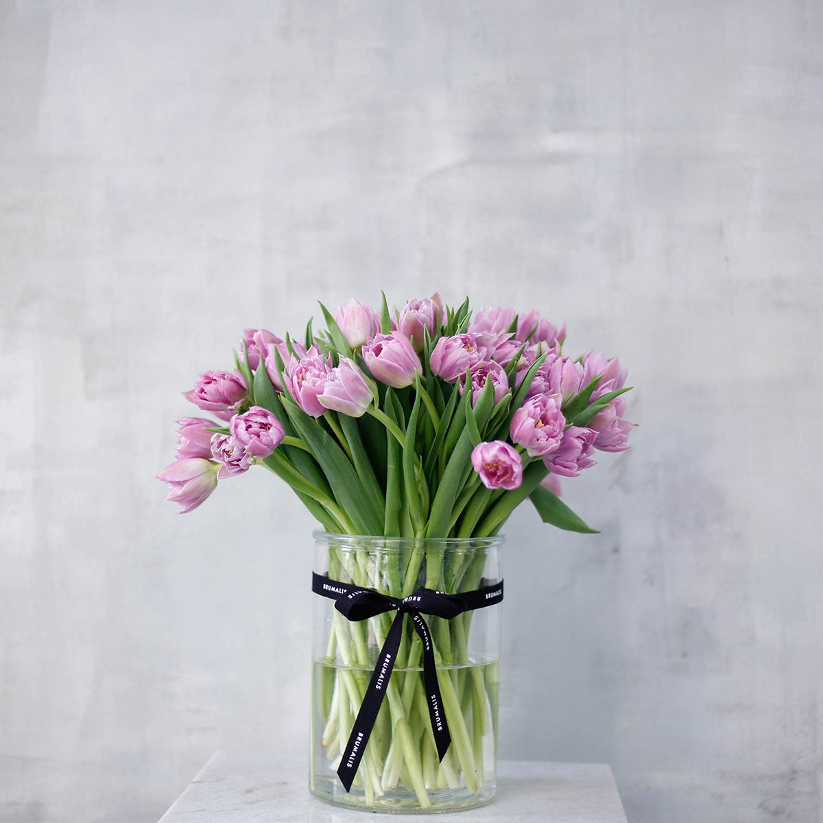 Tulipanes morados en jarrón