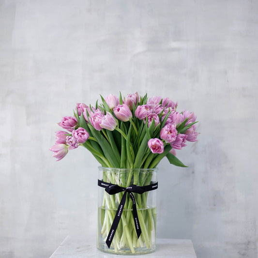 Tulipanes morados en jarrón