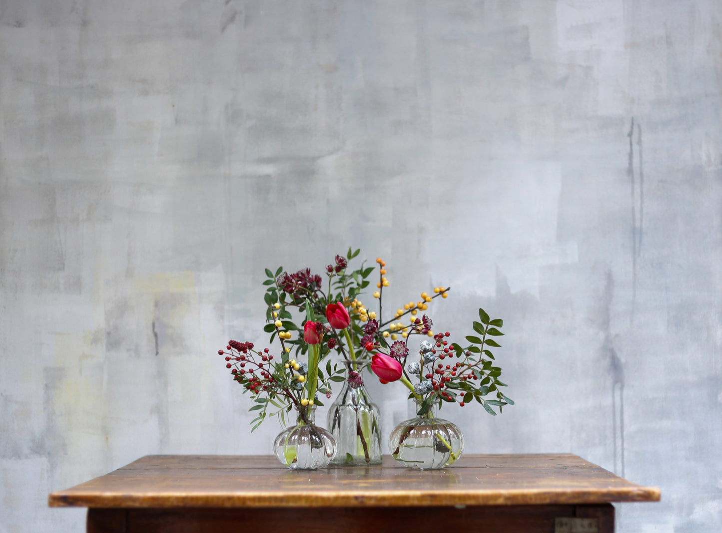 Set de mini jarrones con flores navideñas