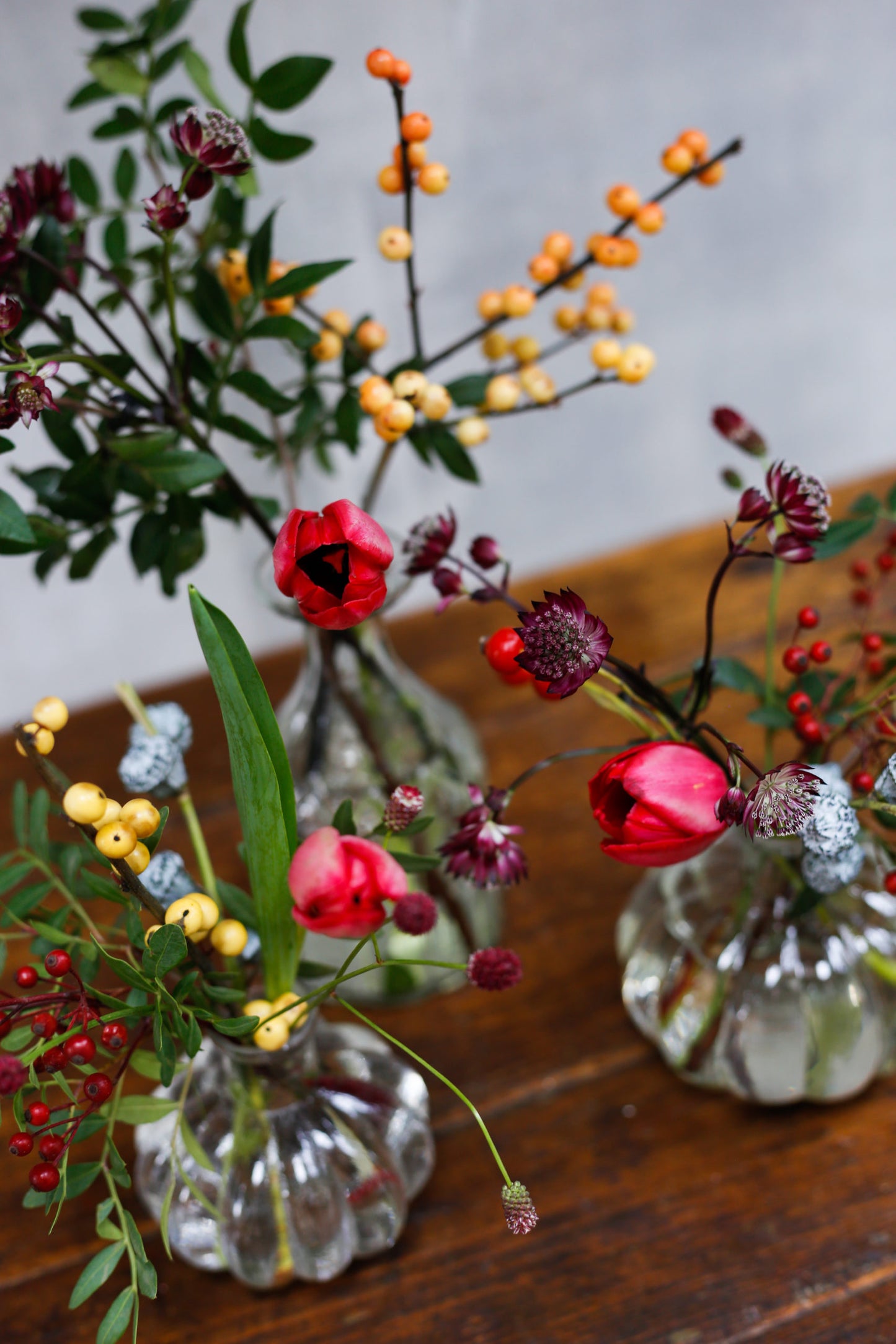 Set de mini jarrones con flores navideñas