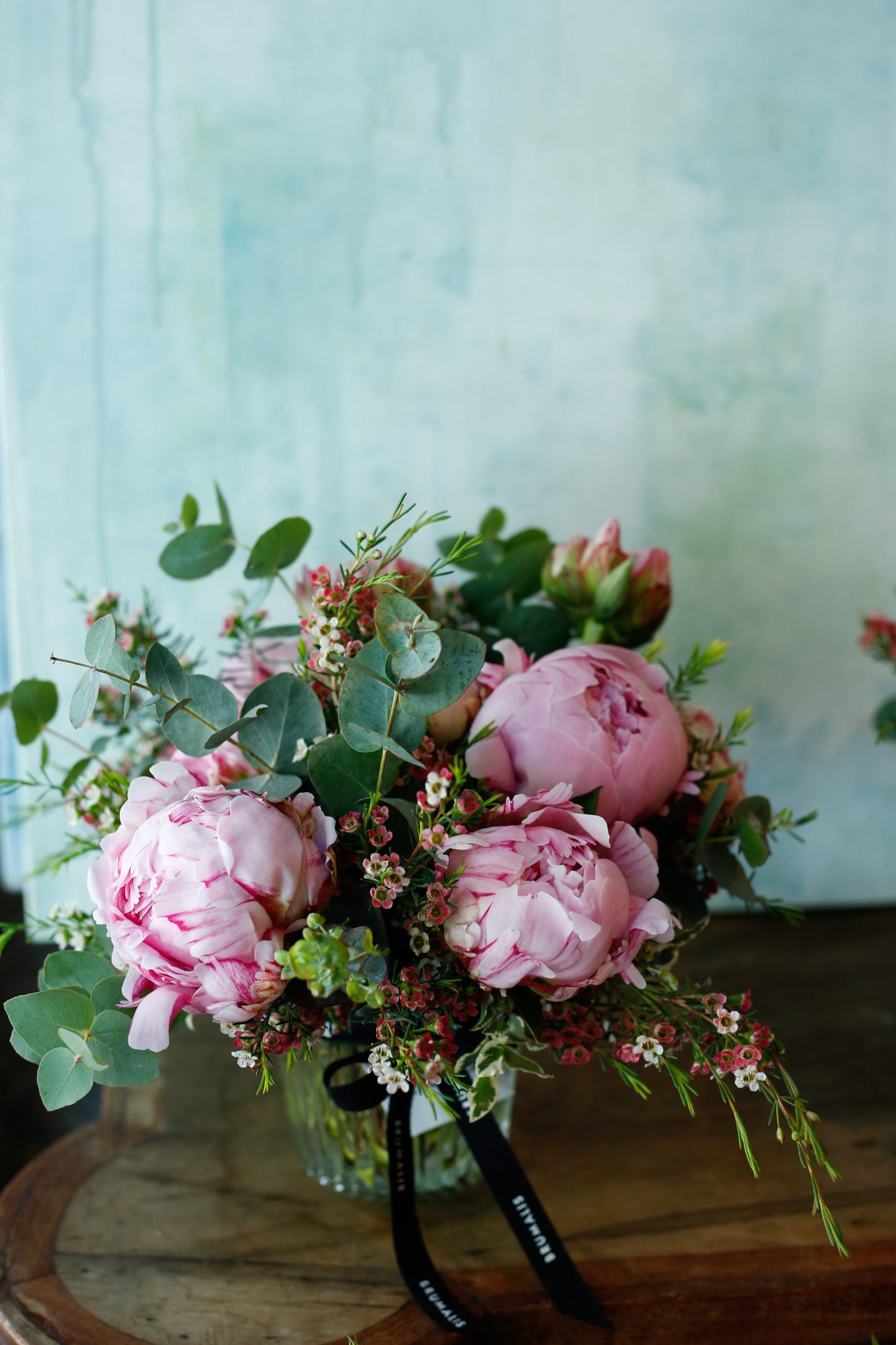 Peonías rosas en jarrón