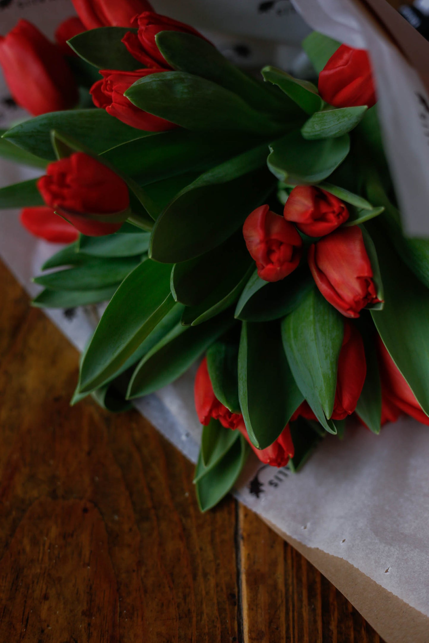 Ramo de 20 tulipanes rojos