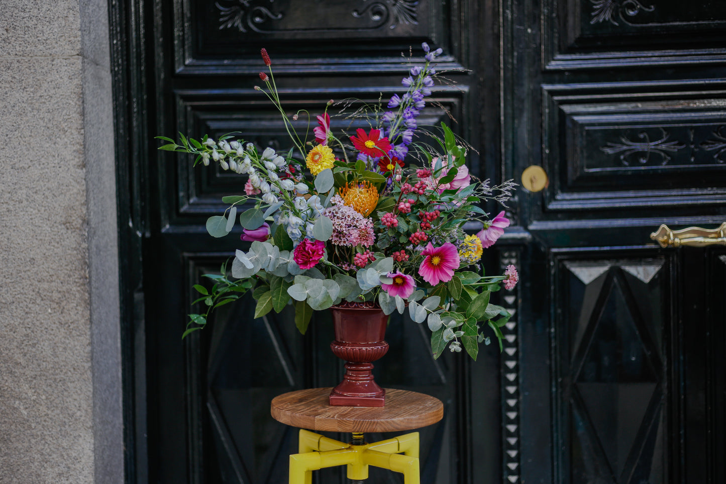 Arreglo de flores de temporada en copa cerámica · Dos colores