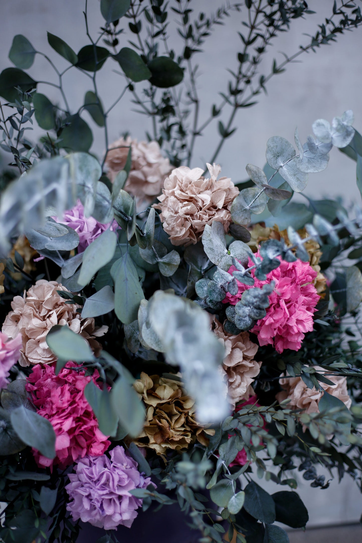Arreglo de flores preservadas XL en copa de metal