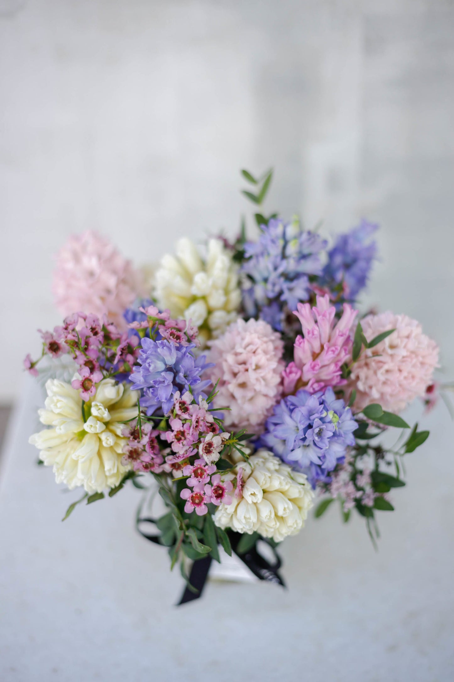 Jacintos en jarrón de vidrio