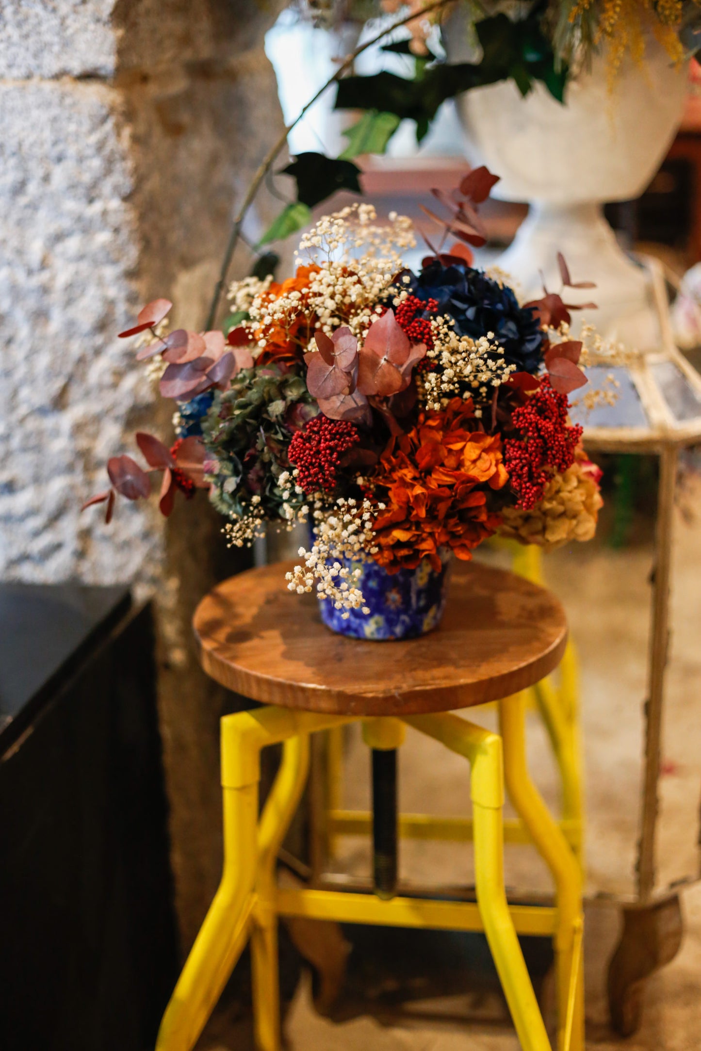 Arreglo de flores preservadas en cerámica print