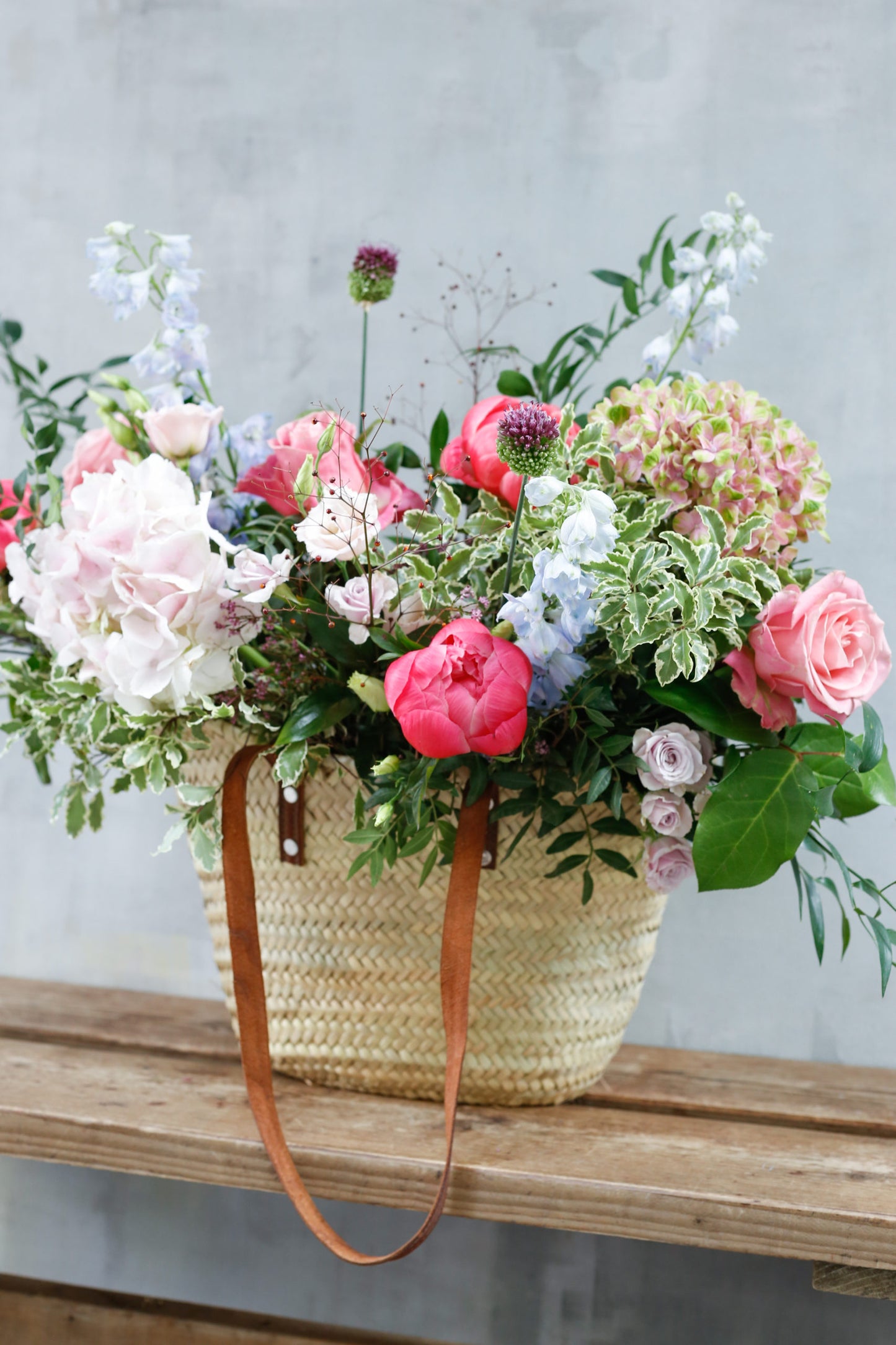 Flores de temporada en capazo