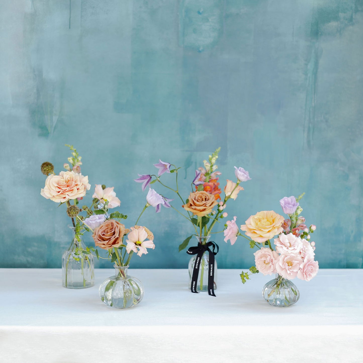 Set de 4 botellitas con flores de temporada