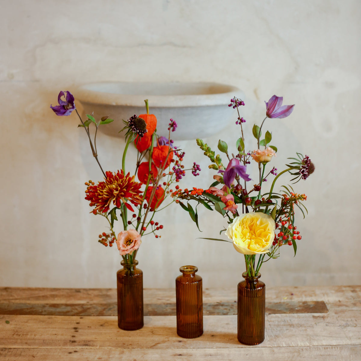 Flores otoñales en botellita mostaza