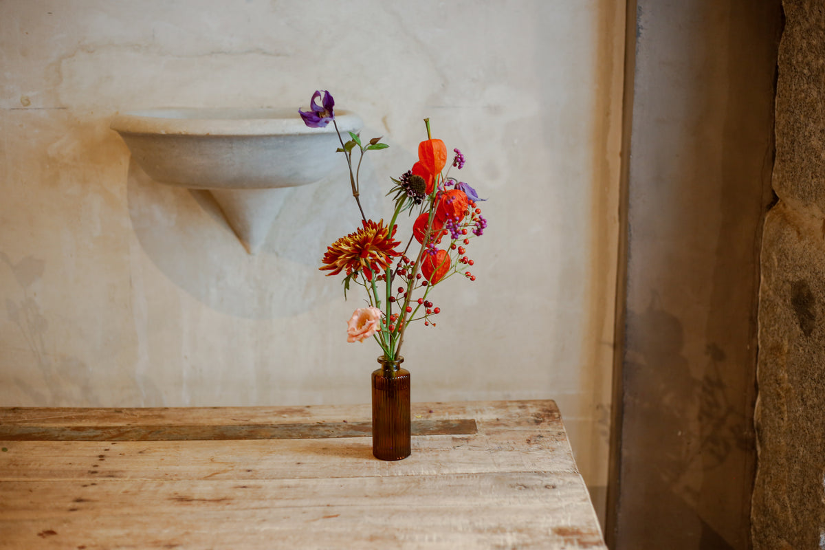 Flores otoñales en botellita mostaza