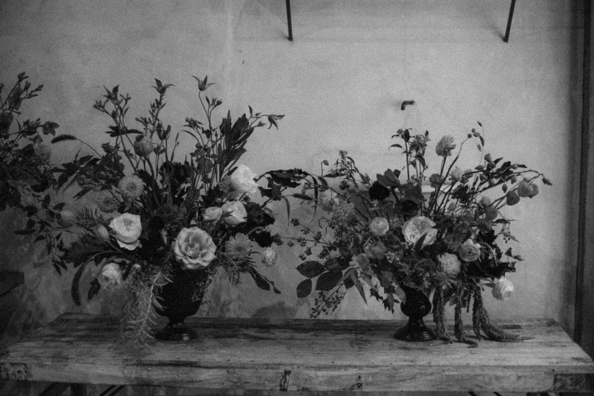 Arreglo de flores otoñal DELUXE en copa de metal