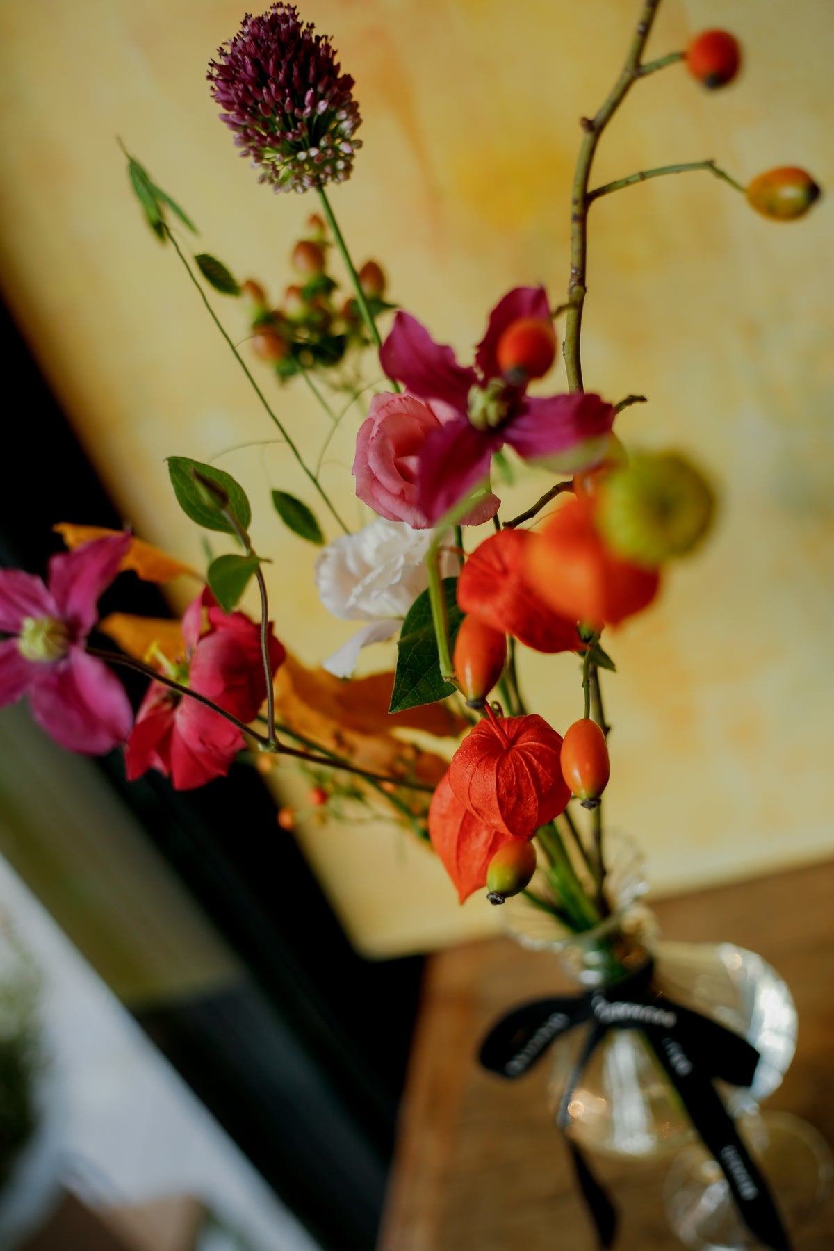 Flores otoñales en botellita especial
