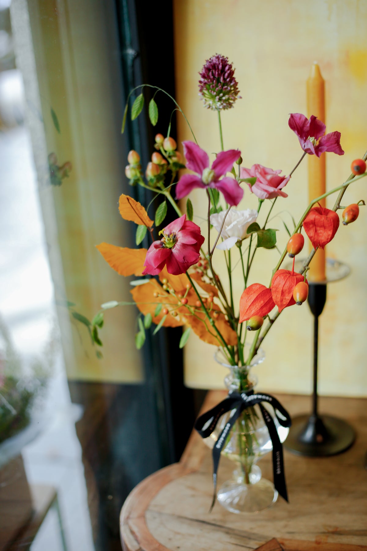 Flores otoñales en botellita especial
