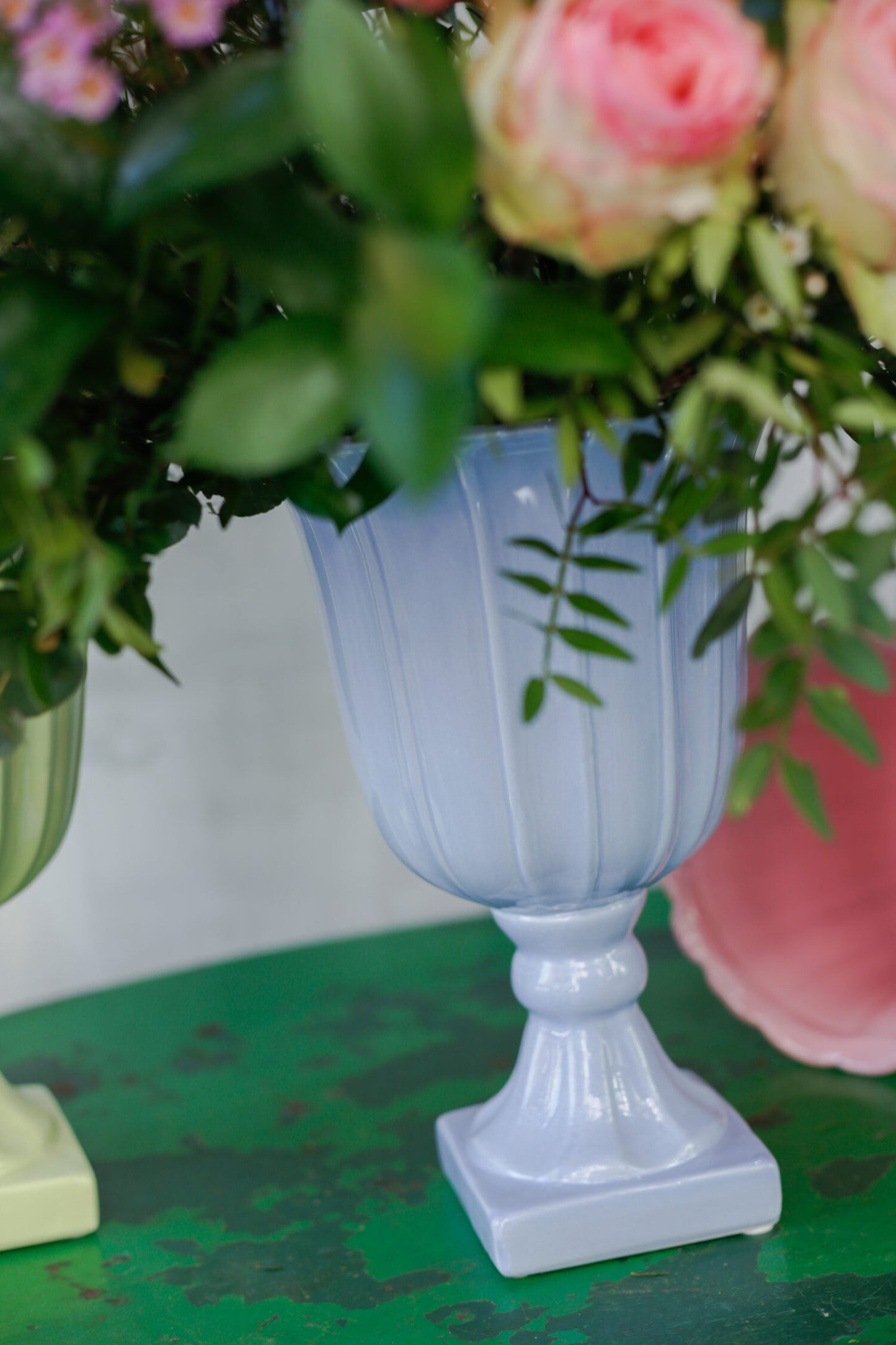 Arreglo de flores en copa flor de cerámica · Cuatro colores