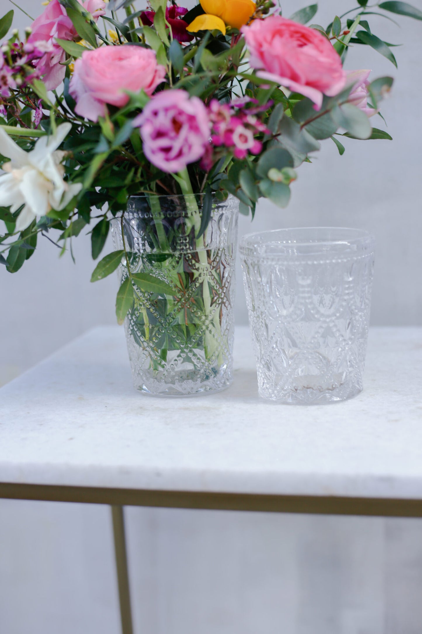 Flores de temporada en vaso de cristal labrado