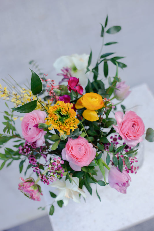 Flores de temporada en vaso de cristal labrado