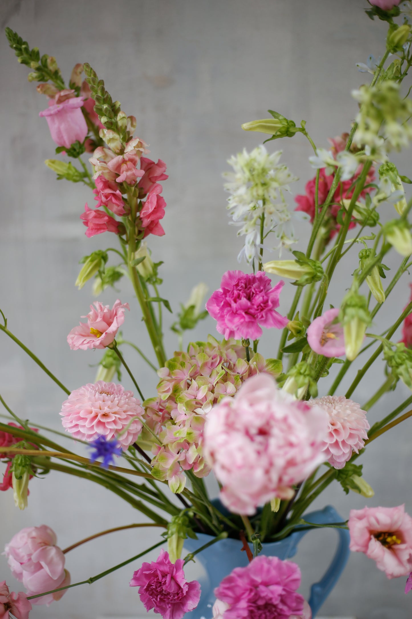 Arreglo de flores de temporada en jarra cerámica - Dos colores
