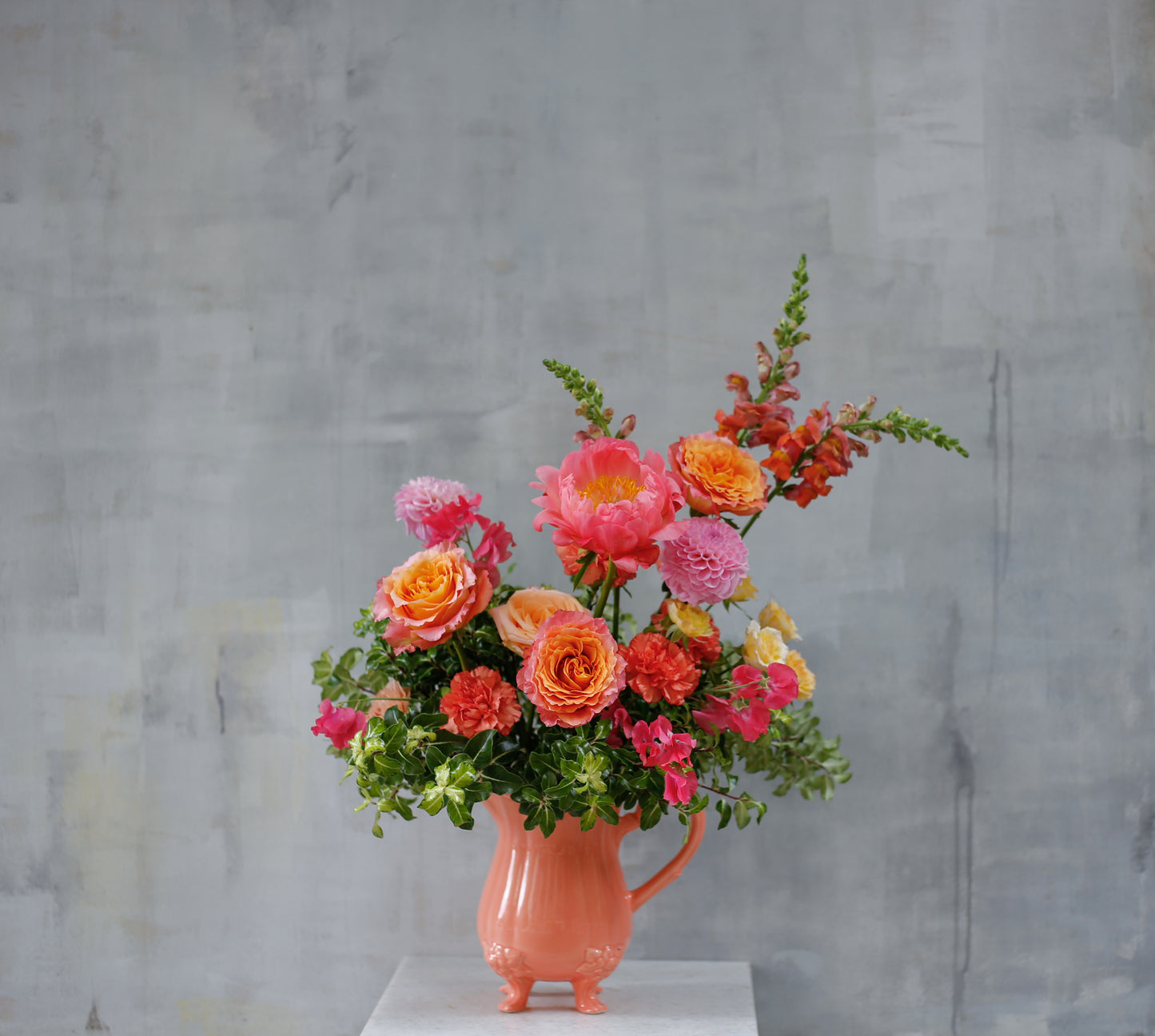 Arreglo de flores de temporada en jarra cerámica - Dos colores