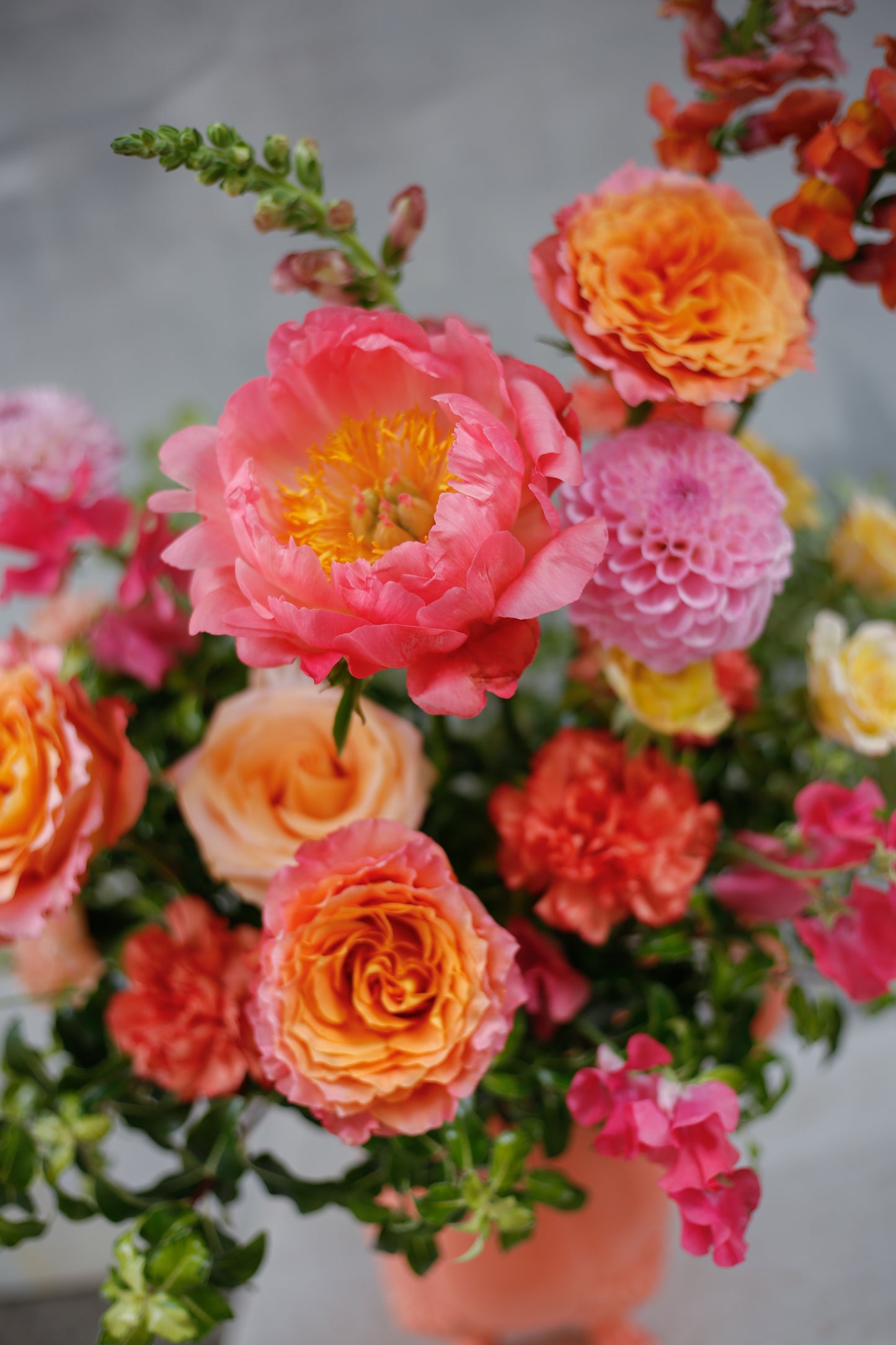 Arreglo de flores de temporada en jarra cerámica - Dos colores