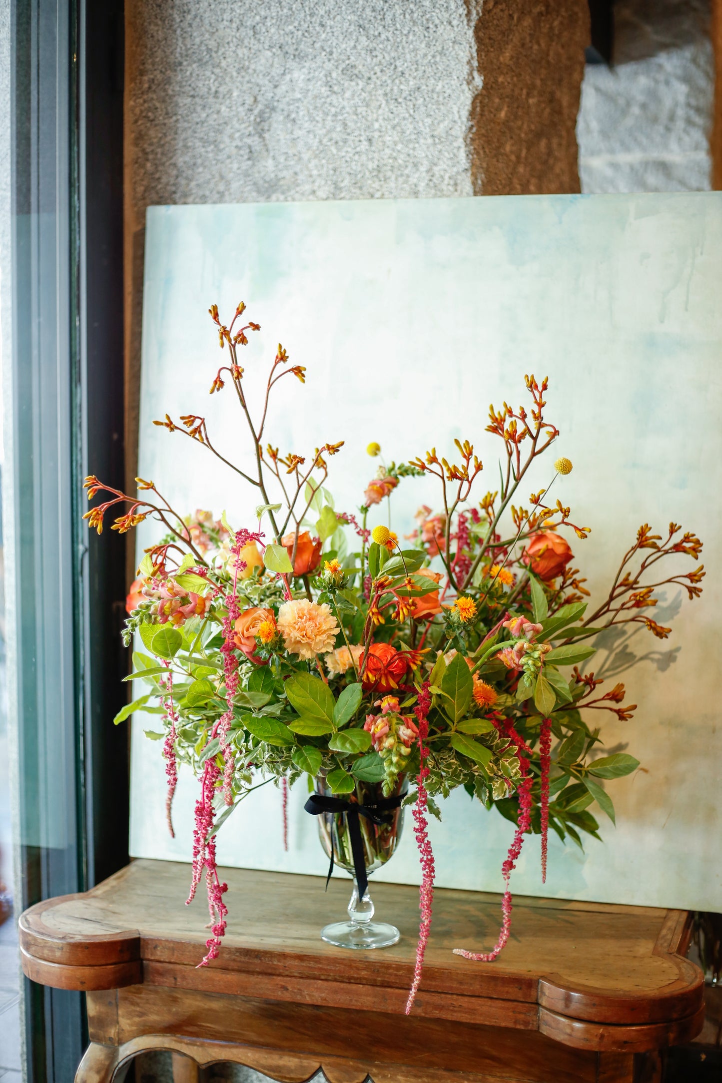 Flores de temporada en copa de cristal