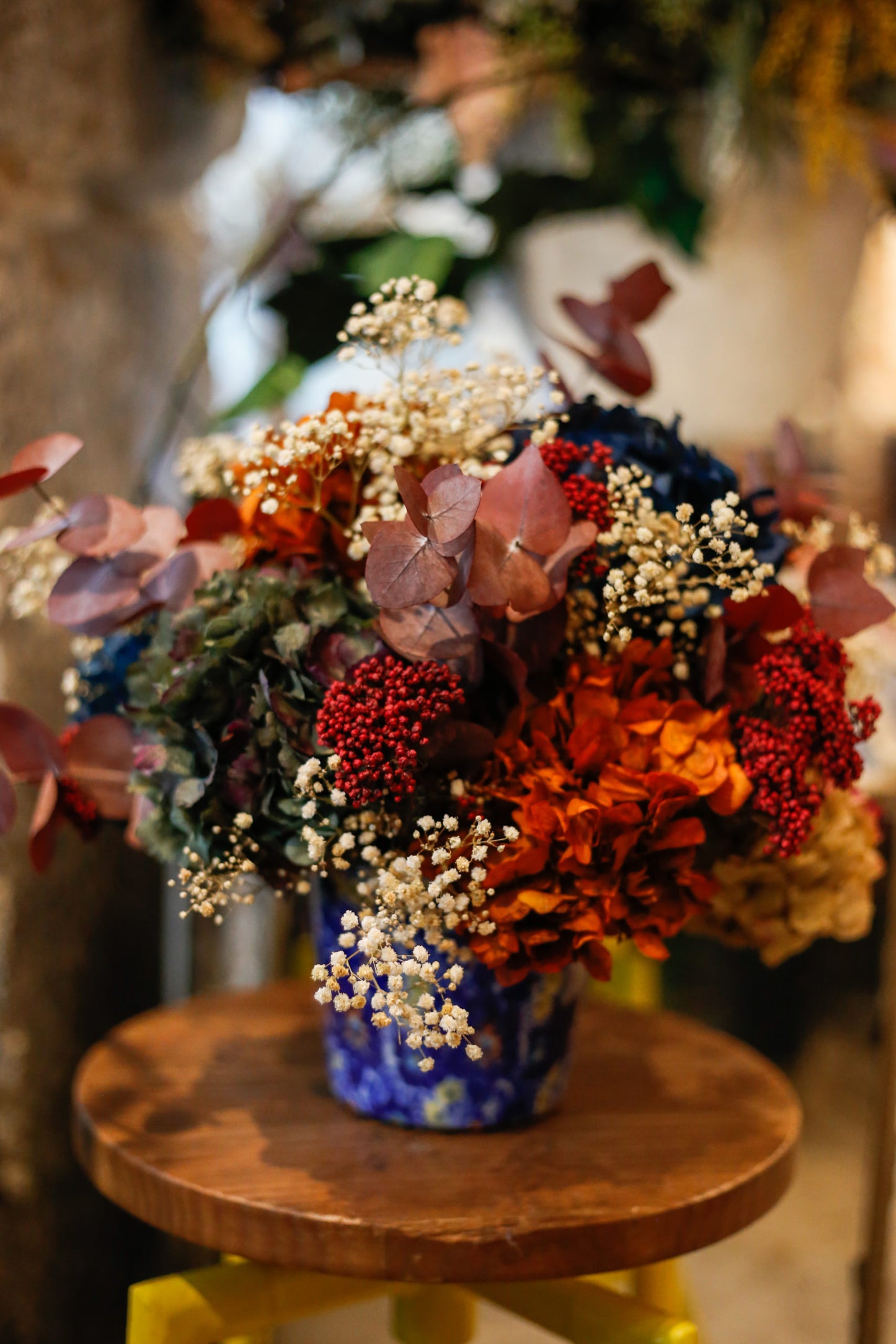 Arreglo de flores preservadas en cerámica print