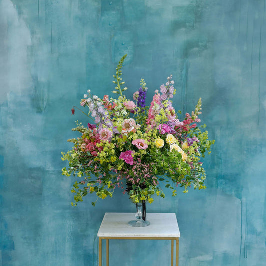 Flores de temporada en copa de cristal