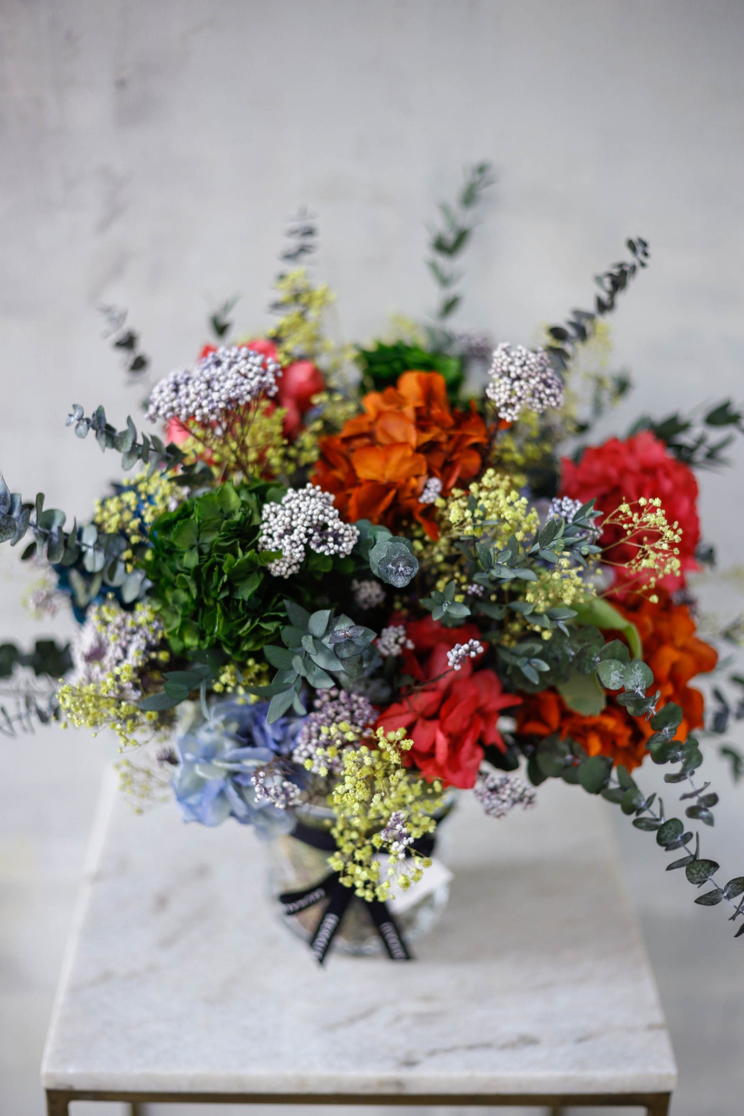 Arreglo de flores preservadas en jarrón