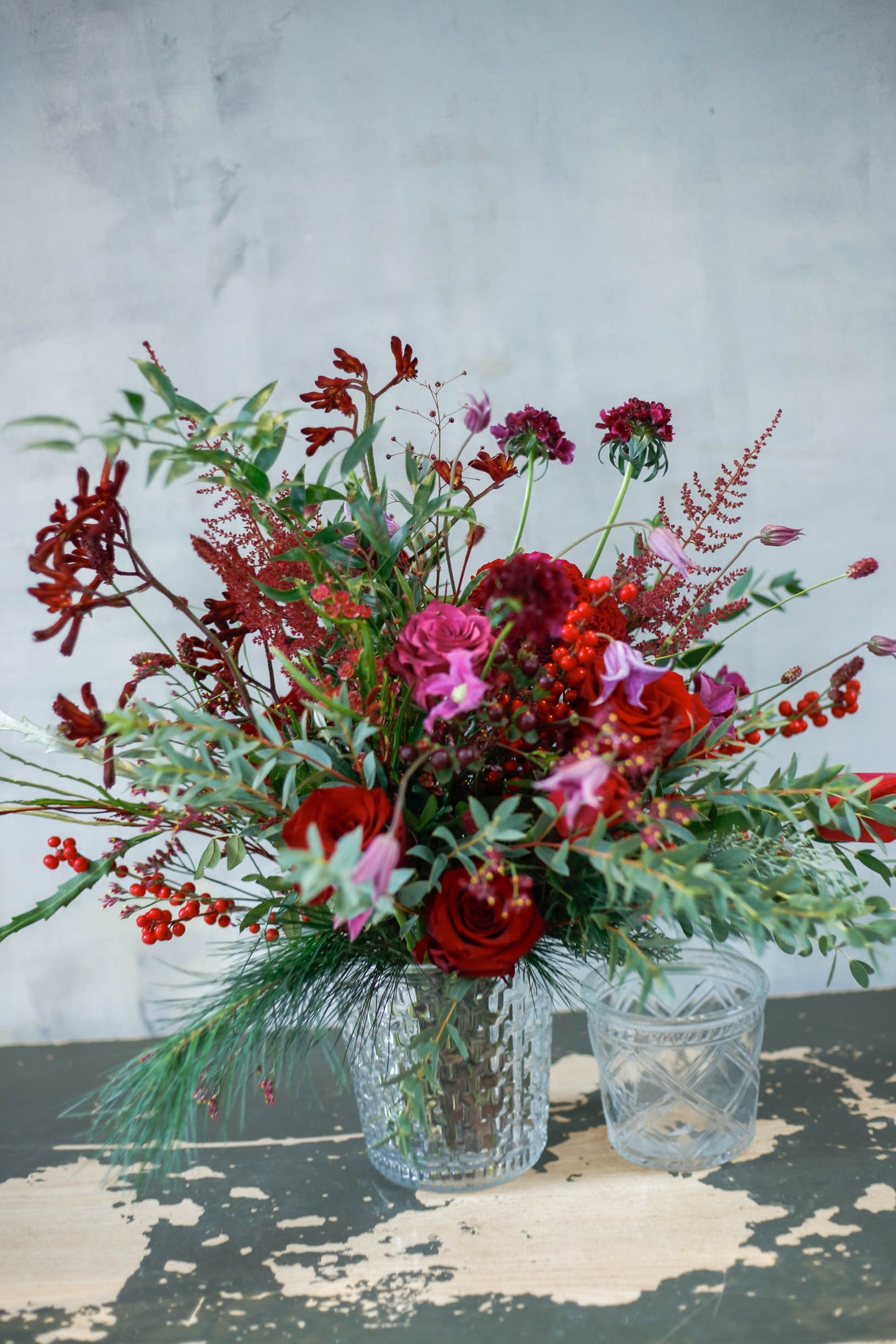 Arreglo de flores navideño en jarrón