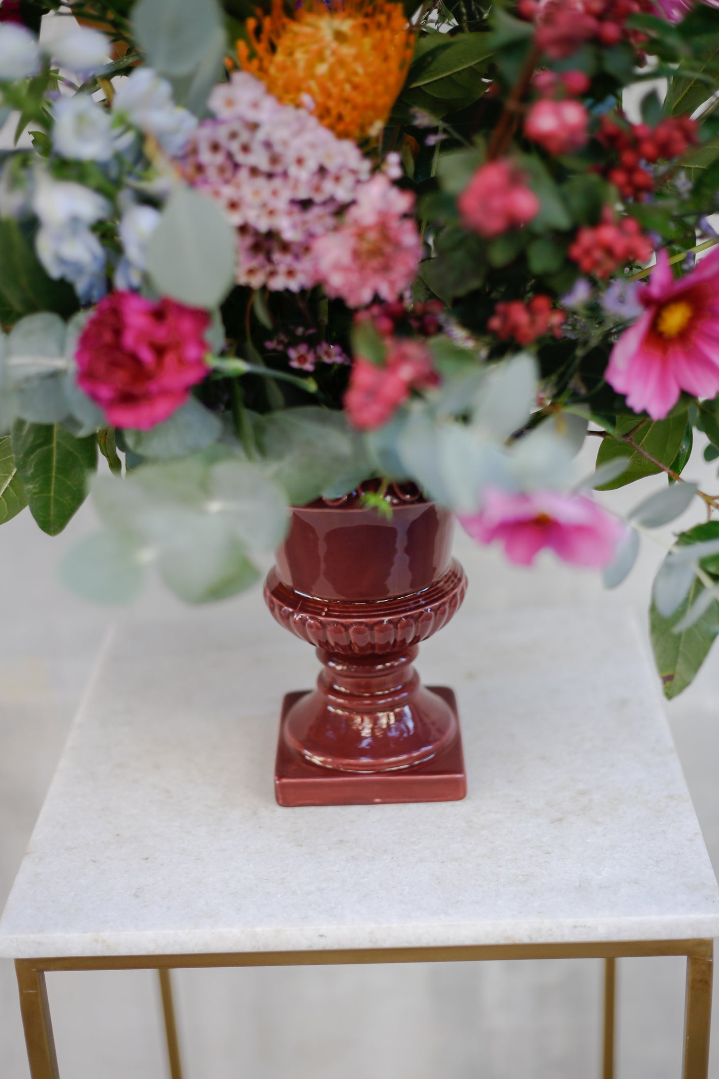 Arreglo de flores de temporada en copa cerámica · Dos colores
