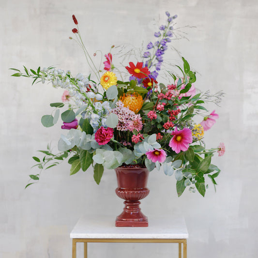 Arreglo de flores de temporada en copa cerámica · Dos colores