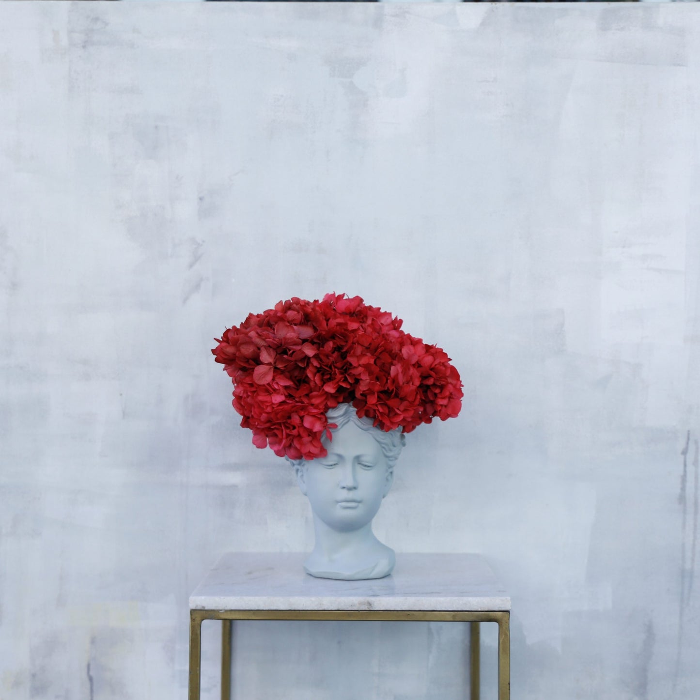 Hortensias preservadas rojas en cabeza cerámica