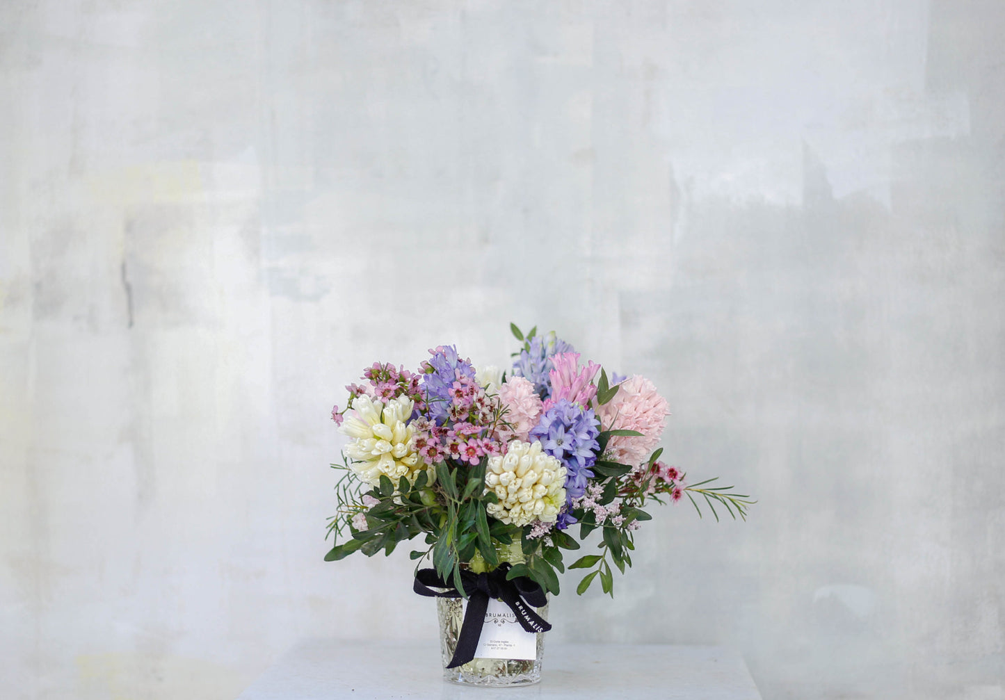 Jacintos en jarrón de vidrio