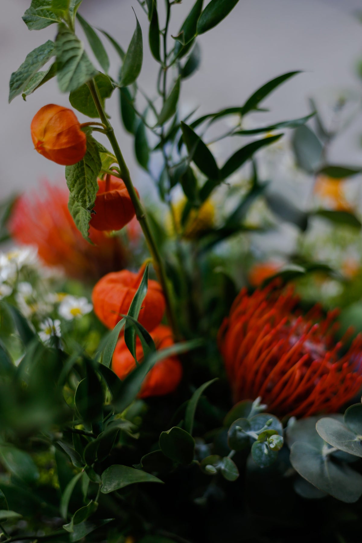 Arreglo de flores otoñal en jarrón de vidrio