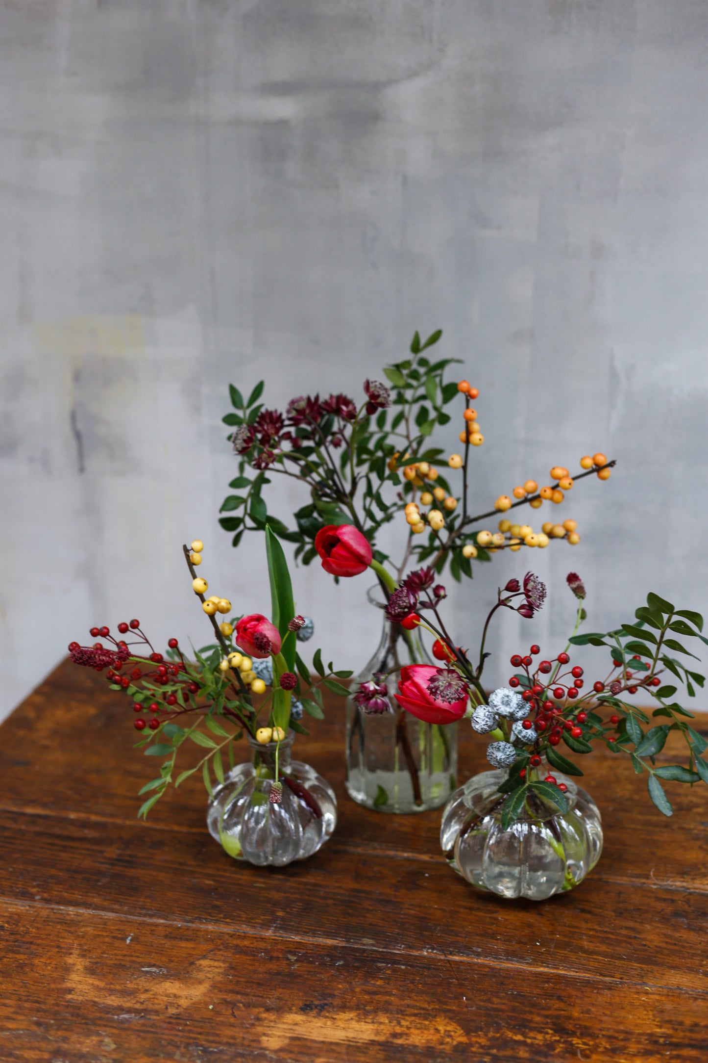 Set de mini jarrones con flores navideñas