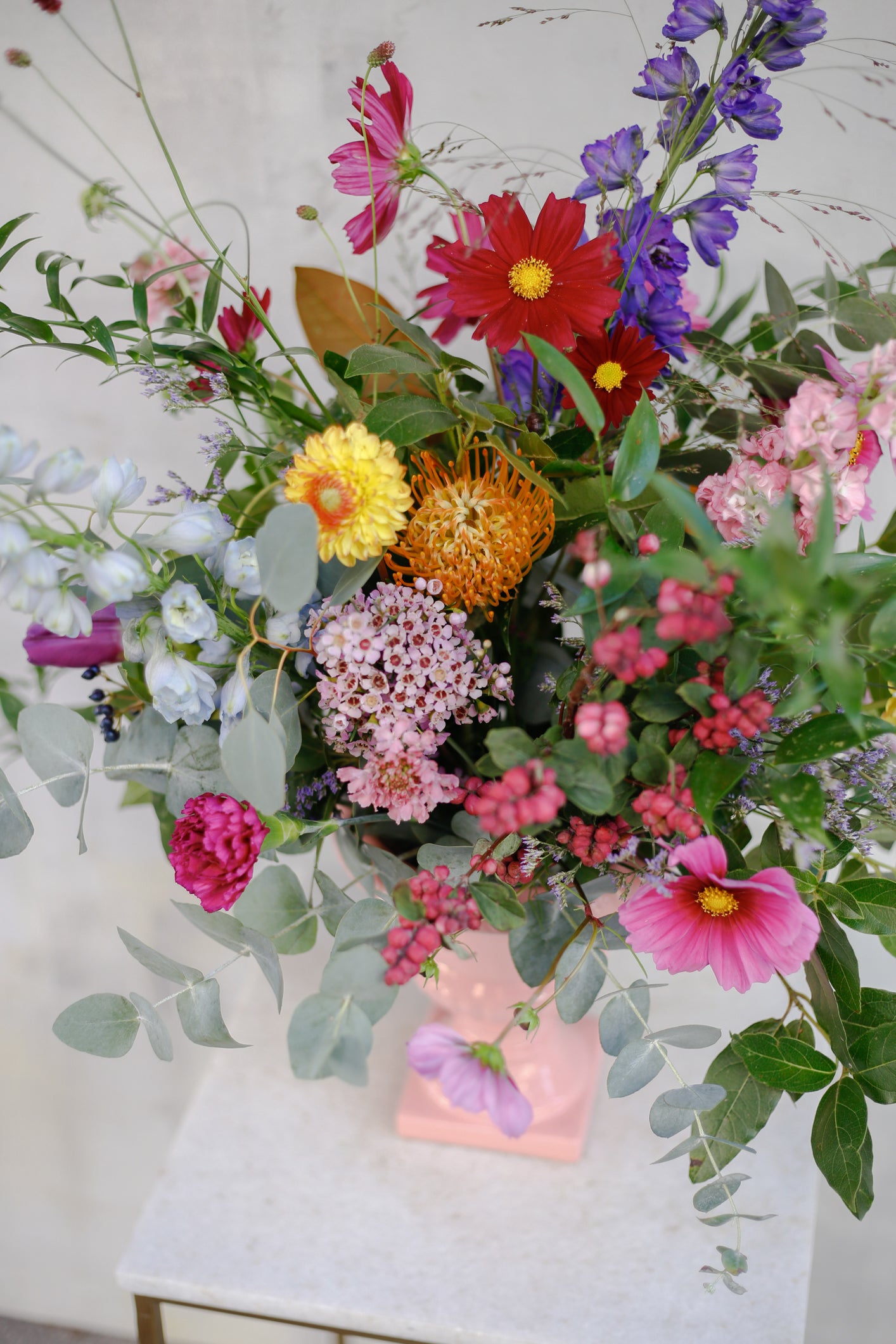 Arreglo de flores de temporada en copa cerámica · Dos colores