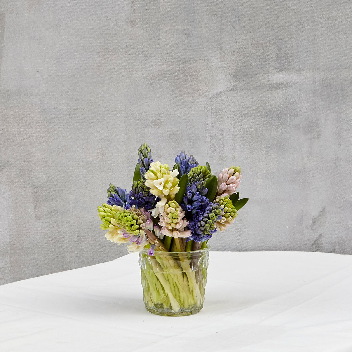 Jacintos en jarrón de vidrio