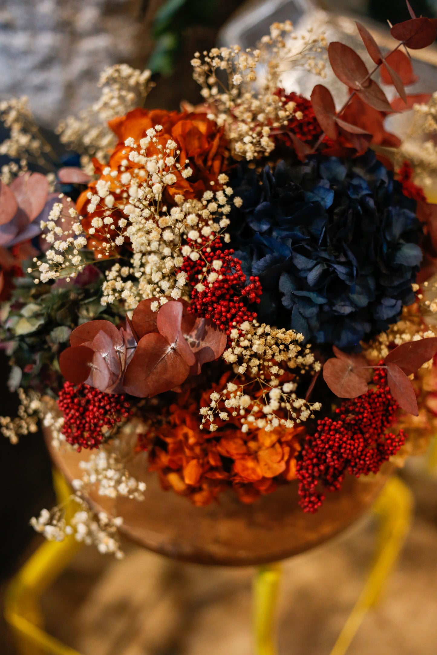 Arreglo de flores preservadas en cerámica print