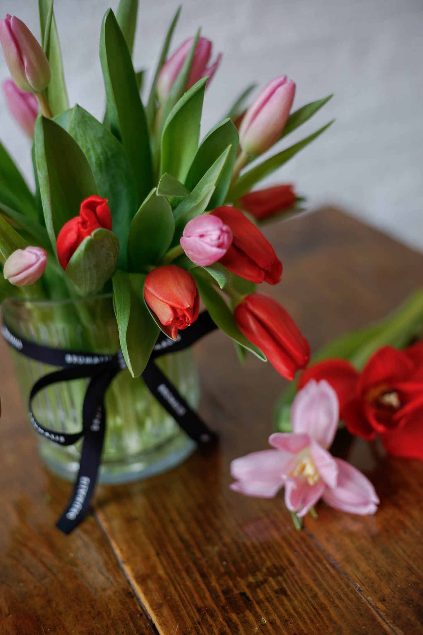 Mix de tulipanes en jarrón San Valentín