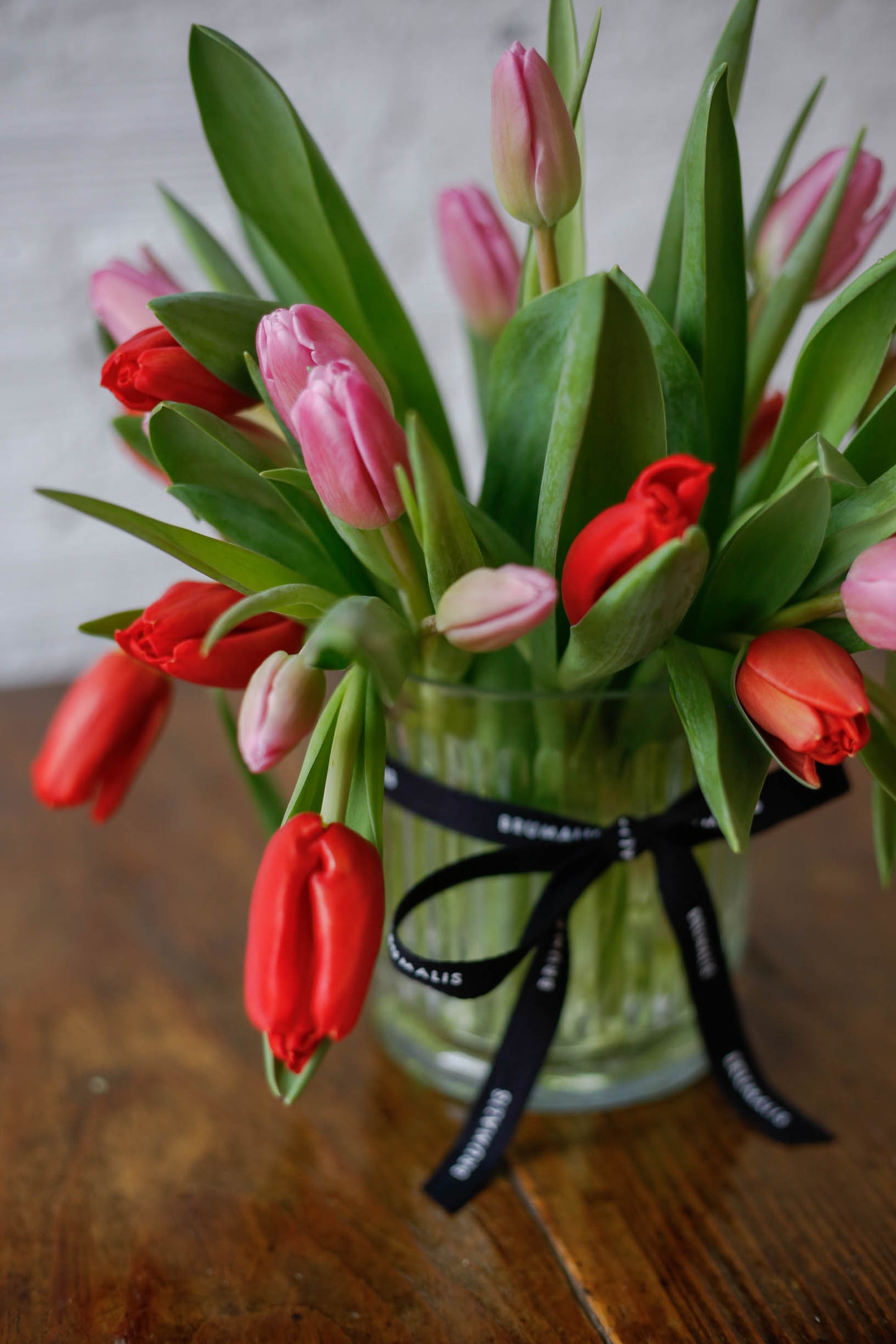 Mix de tulipanes en jarrón San Valentín
