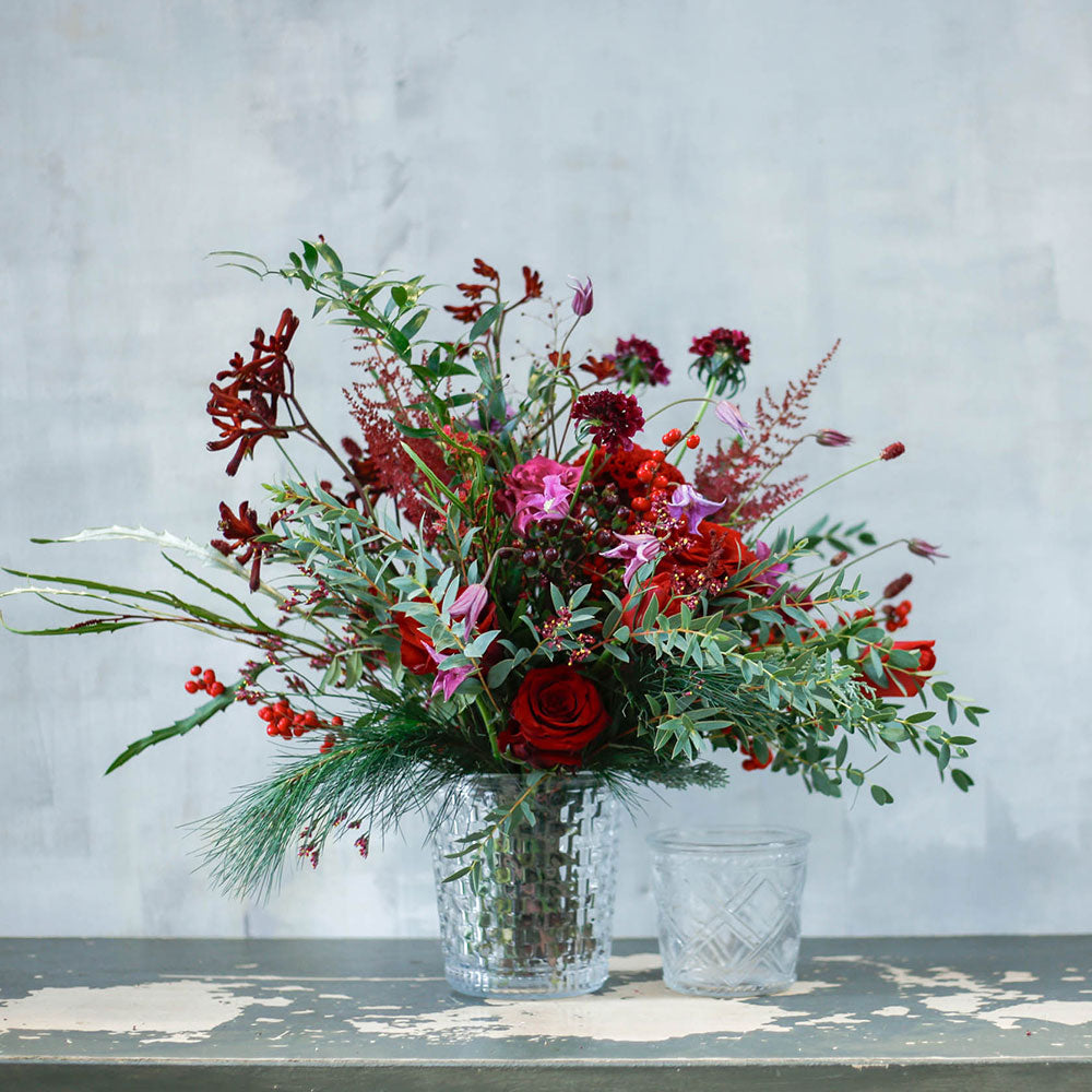 Arreglo de flores navideño en jarrón