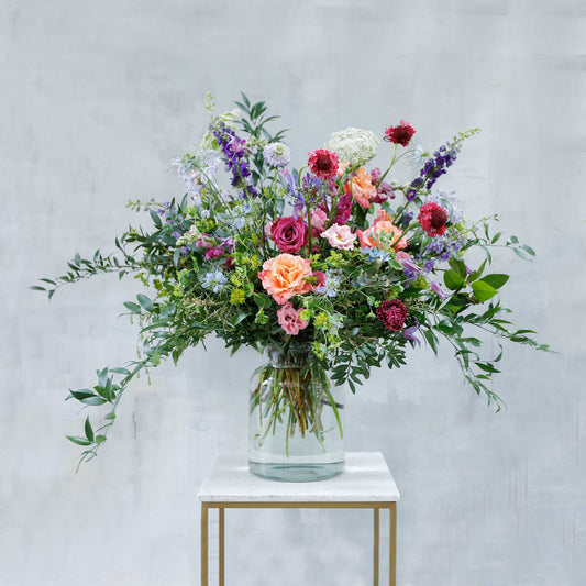 Arreglo de flores en jarrón milkjar