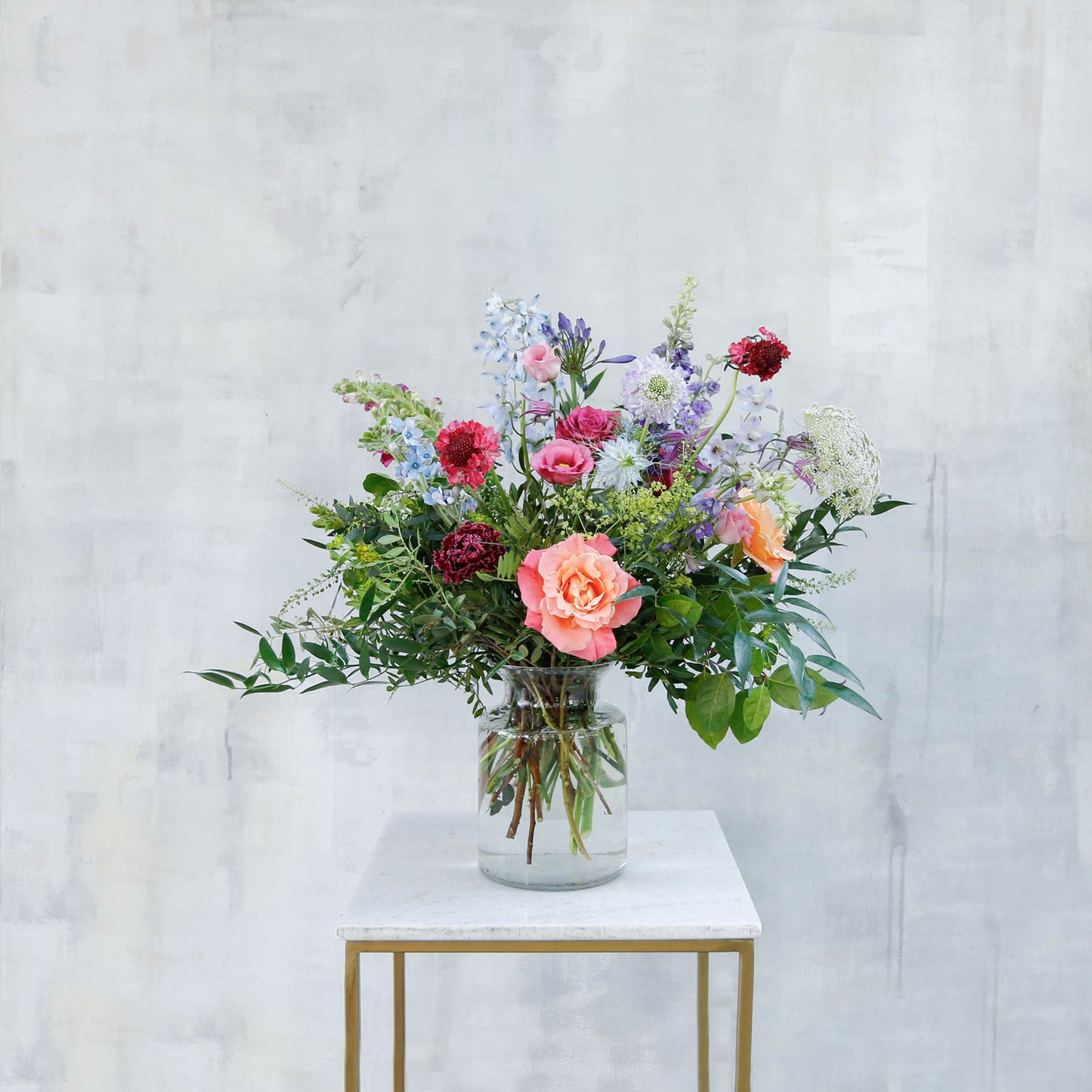 Arreglo de flores en jarrón milkjar