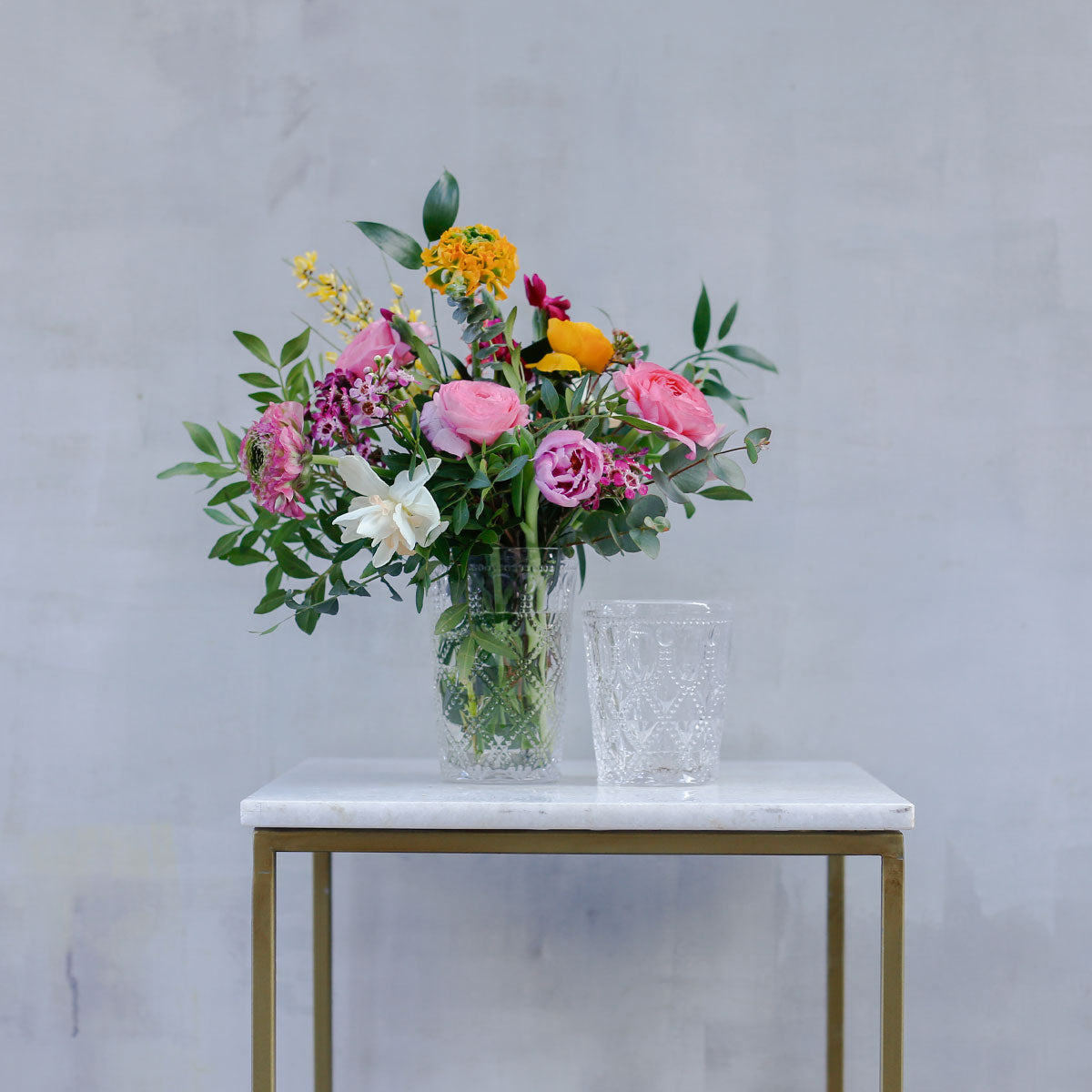 Flores de temporada en vaso de cristal labrado