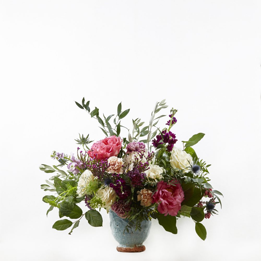 ARREGLO FLORAL REALIZADO CON FLOR DE TEMPORADA EN COPA CERÁMICA