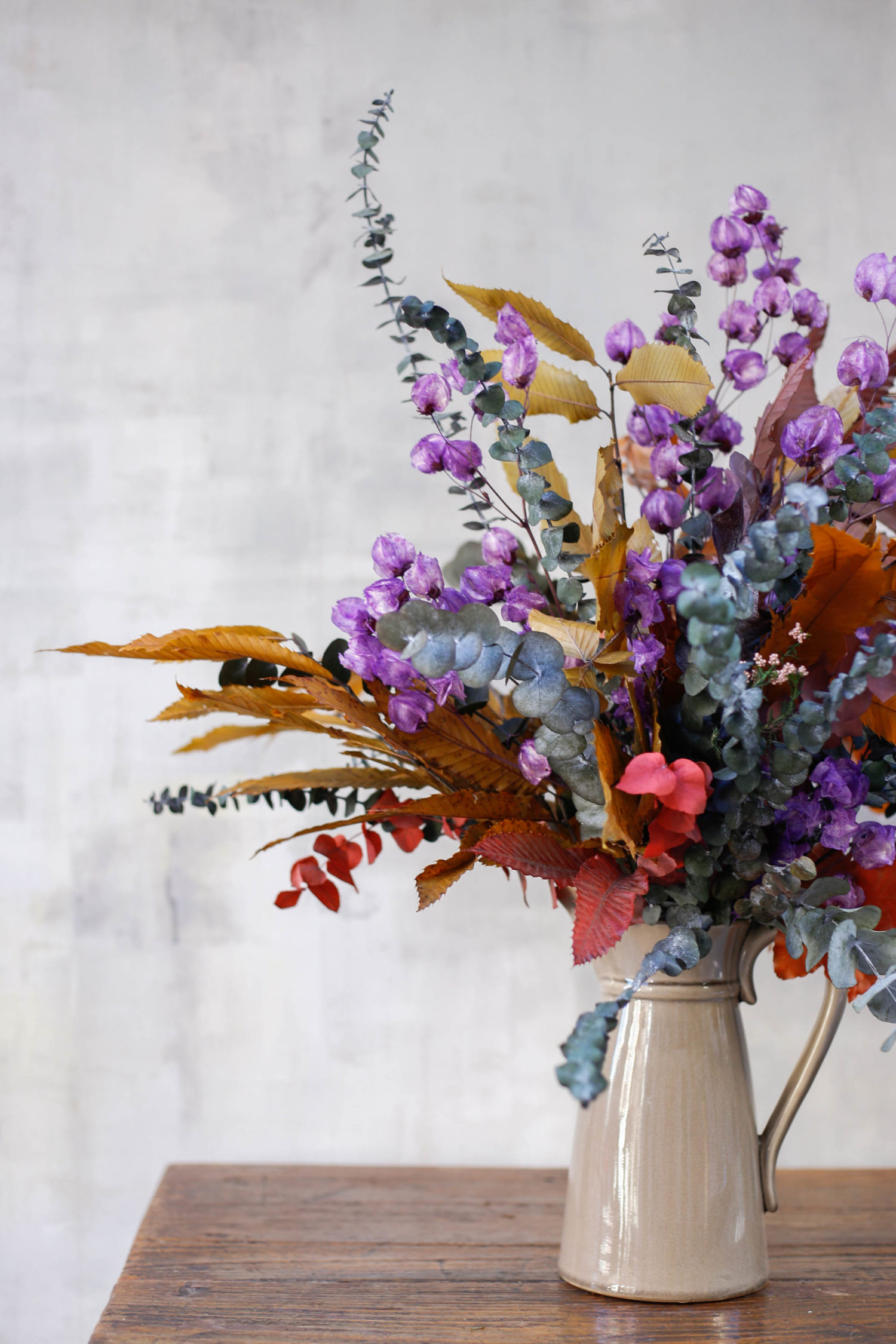Arreglo de flores preservadas en jarra gris - Imagen 2