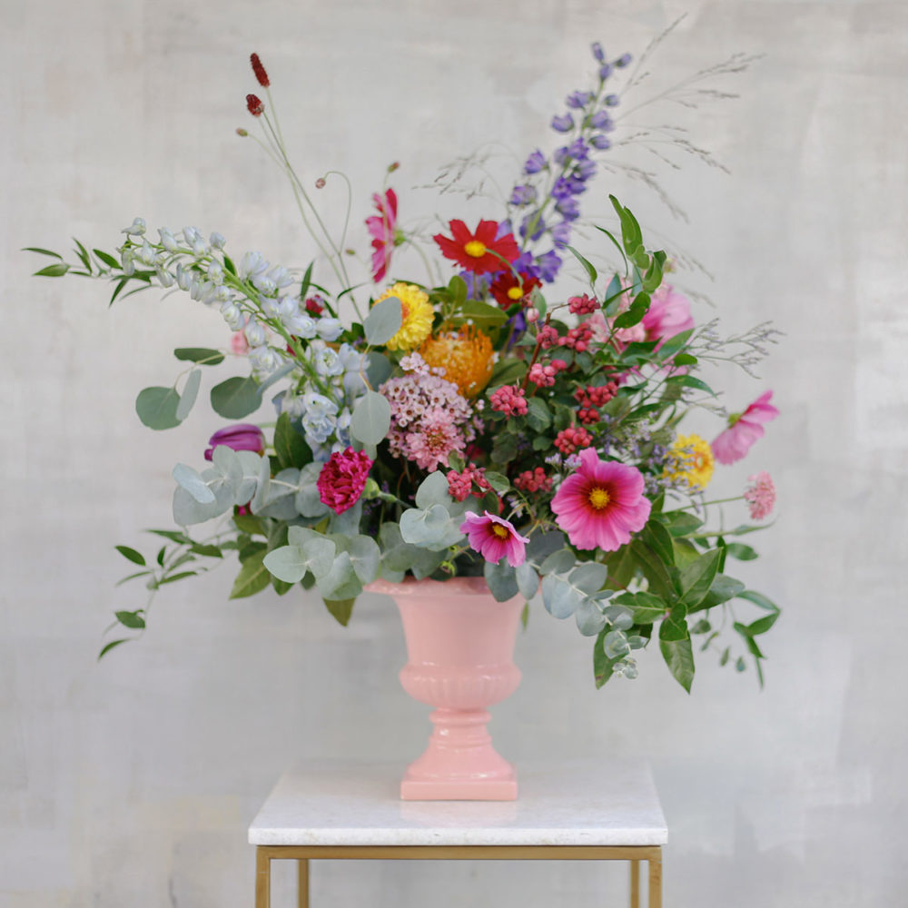 Arreglo de flores de temporada en copa cerámica · Dos colores